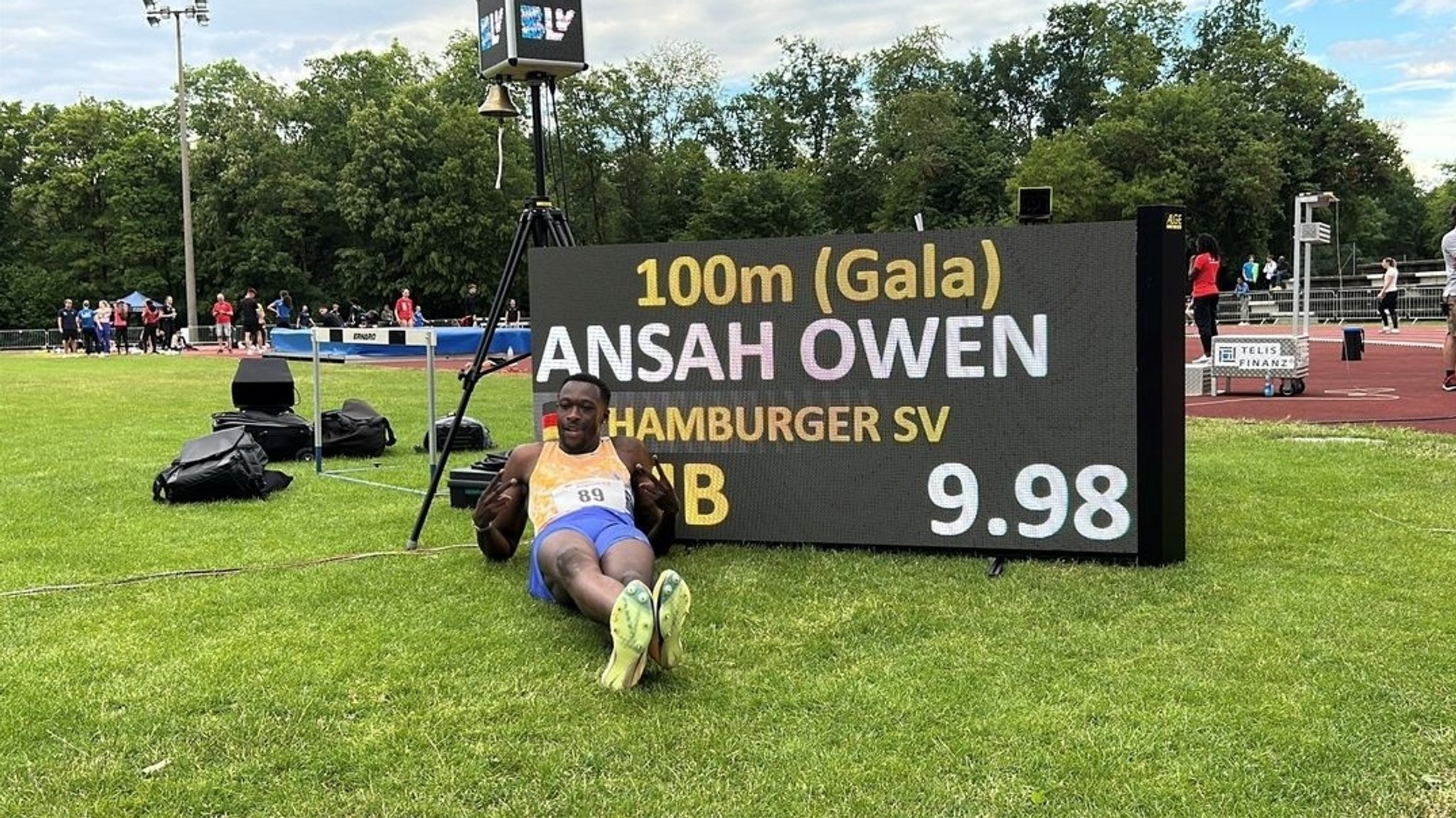 Beim Leichtathletik-Meeting "Sparkassen Gala" in Regensburg hat Sprinter Owen Ansah den deutschen Rekord über 100 Meter gebrochen. | Bild: BR/Andreas Wenleder Beim Leichtathletik-Meeting "Sparkassen Gala" in Regensburg hat Sprinter Owen Ansah den deutschen Rekord über 100 Meter gebrochen.