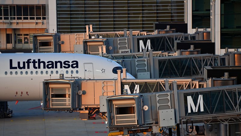 Eine Lufthansa-Maschine hat am Gate des Münchner Flughafens angedockt. | Bild: picture alliance / SvenSimon | Frank Hoermann / SVEN SIMON Eine Lufthansa-Maschine hat am Gate des Münchner Flughafens angedockt.