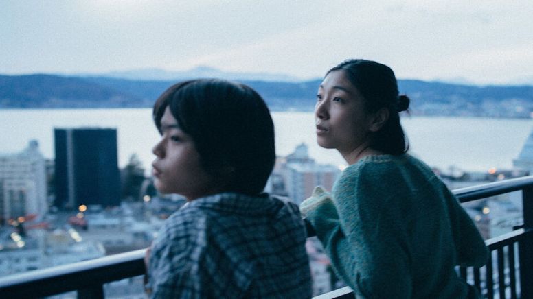Ein Junge und eine Frau stehen auf einem Balkon und schauen in die Ferne. | Bild:dpa-Bildfunk/MONSTER Film Committee