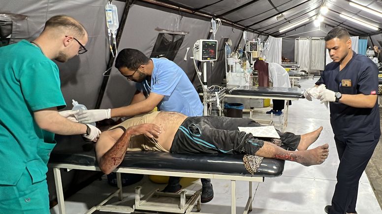 07.05.2024: Ein verletzter Palästinenser wird von Ärzten behandelt  | Bild:picture alliance / Anadolu | Anas Zeyad Fteha