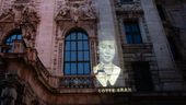 Bei der Aktion "Faces for the Names" werden die Fotos von Münchner Widerstandskämpferinnen an die Fassade des Münchner Justizpalastes geworfen. | Bild:Stefan Randlkofer