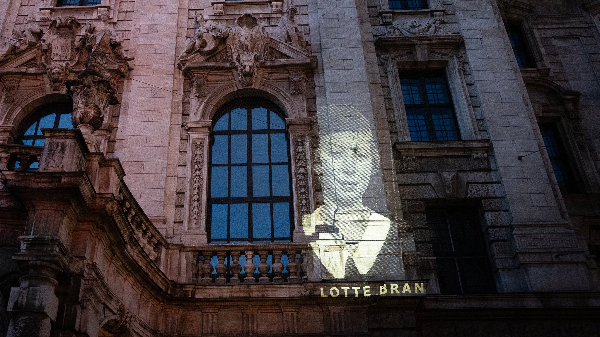 Bei der Aktion "Faces for the Names" werden die Fotos von Münchner Widerstandskämpferinnen an die Fassade des Münchner Justizpalastes geworfen. | Bild: Stefan Randlkofer Bei der Aktion "Faces for the Names" werden die Fotos von Münchner Widerstandskämpferinnen an die Fassade des Münchner Justizpalastes geworfen.