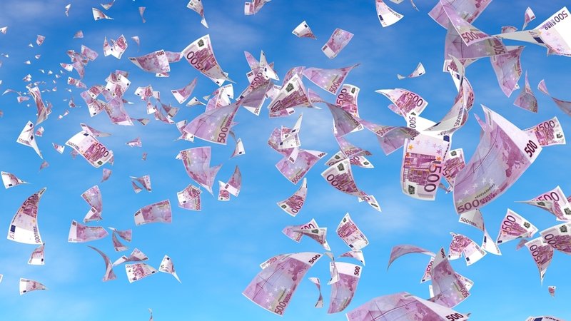 Geld weht durch die Luft. (Illustration) | Bild: stock.adobe.com/Plastic man Geld weht durch die Luft. (Illustration)