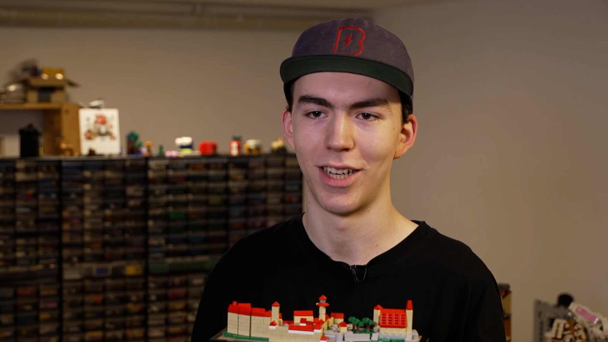 Der Legobauer präsentiert seine Werke.