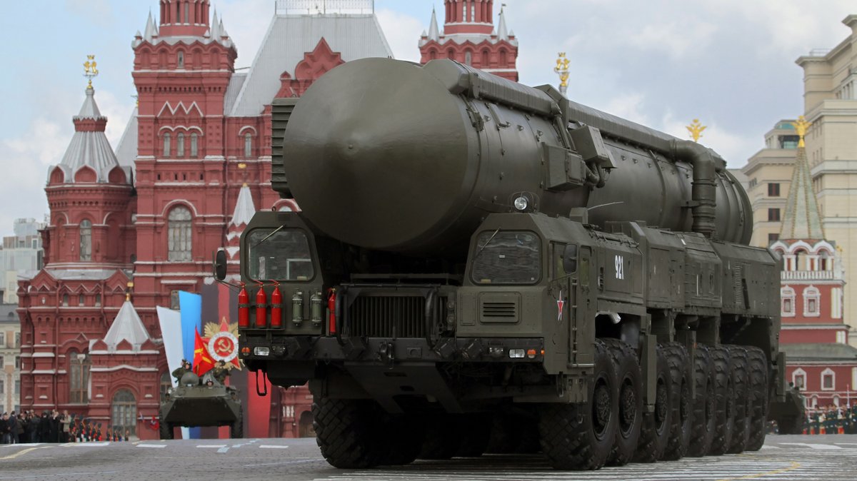 Eine moderne strategische russische Atomrakete vom Typ Topol-M fährt am 09.05.2011 bei der Militärparade zum Tag des Sieges über den Roten Platz. 