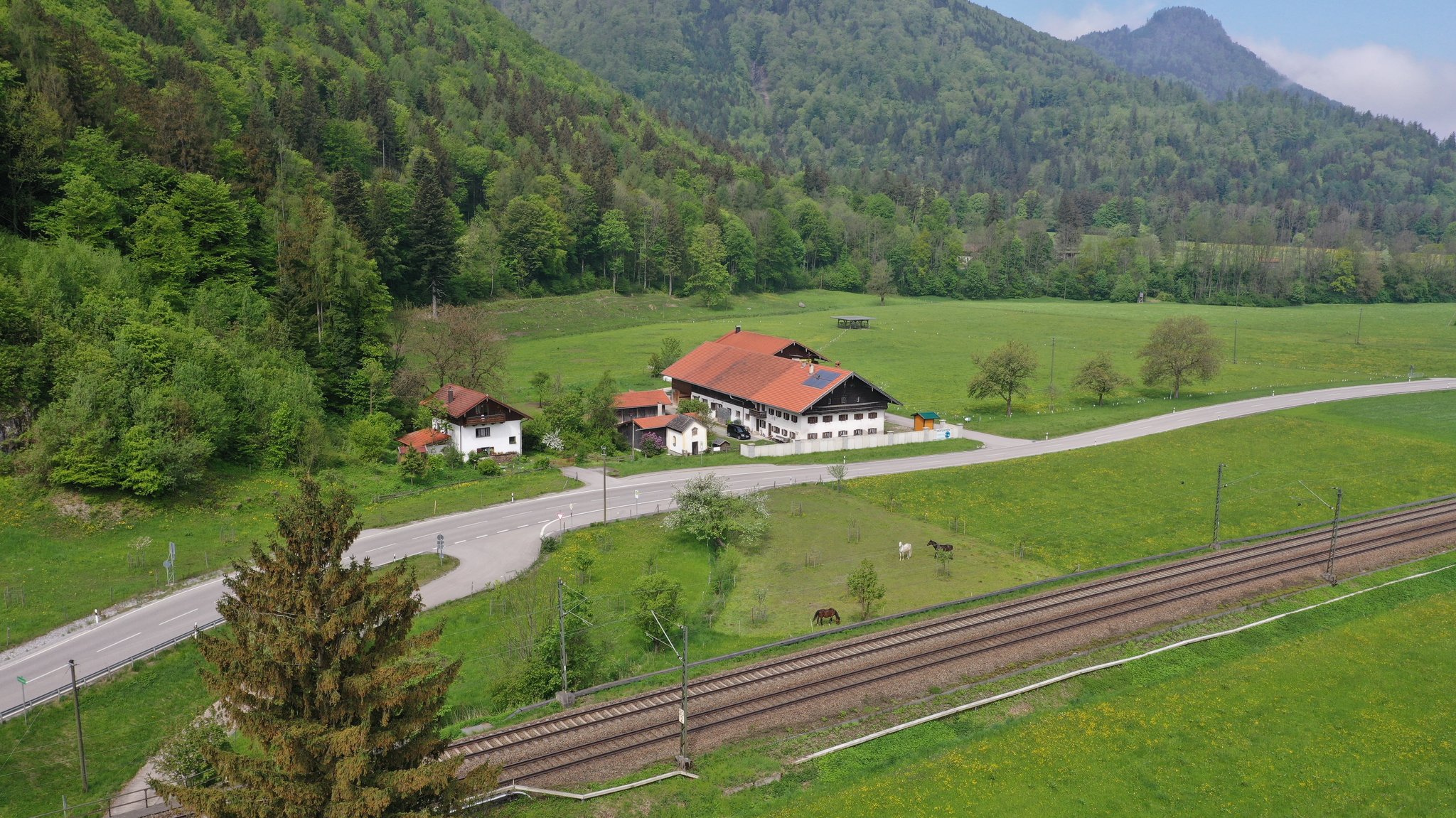 Kirnstoana Hof, Landstraße Bahngleise