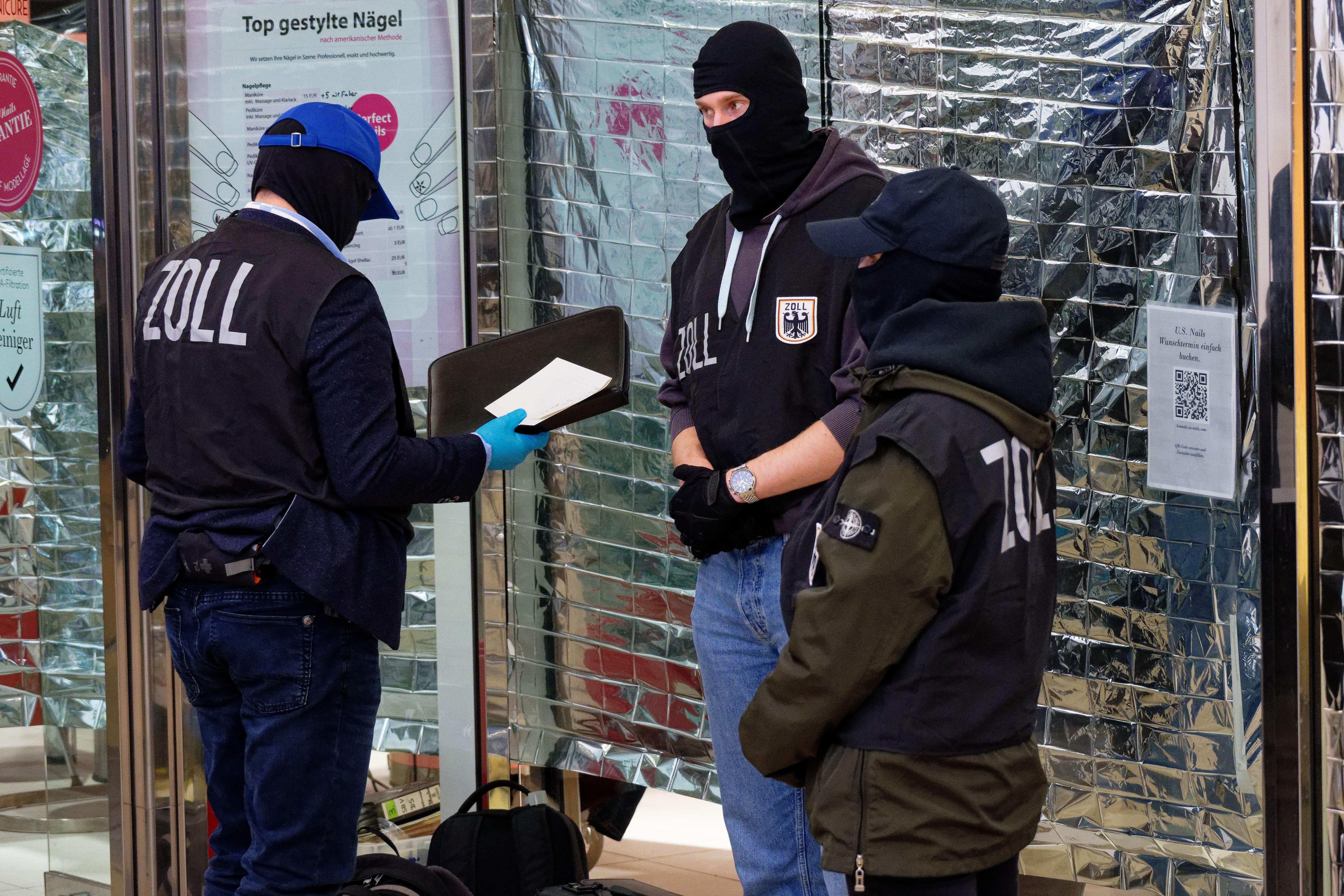 Köln: Zollbeamte stehen vor einem Nagelstudio in der Innenstadt.