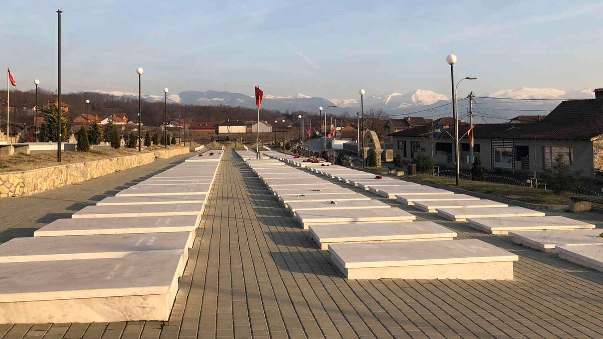 Friedhof von Krusha e Madhe, 15 Kilometer nordwestlich von Prizren. Serbischen Polizeieinheiten und Paramilitärs überfielen das Dorf.