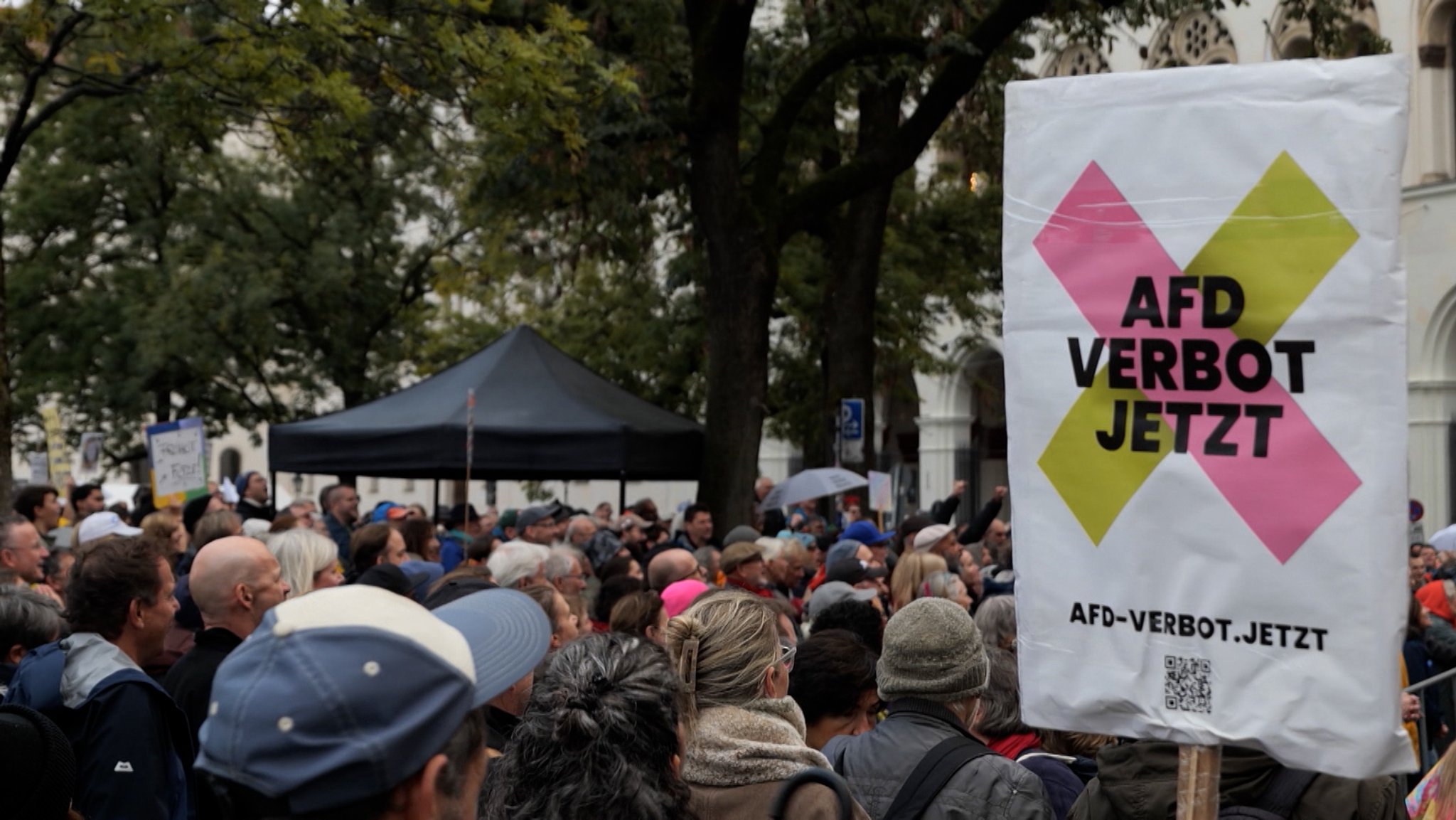 Bei einer Demonstration in München haben Menschen ein AfD-Verbot gefordert. | Bild: BR Bei einer Demonstration in München haben Menschen ein AfD-Verbot gefordert.