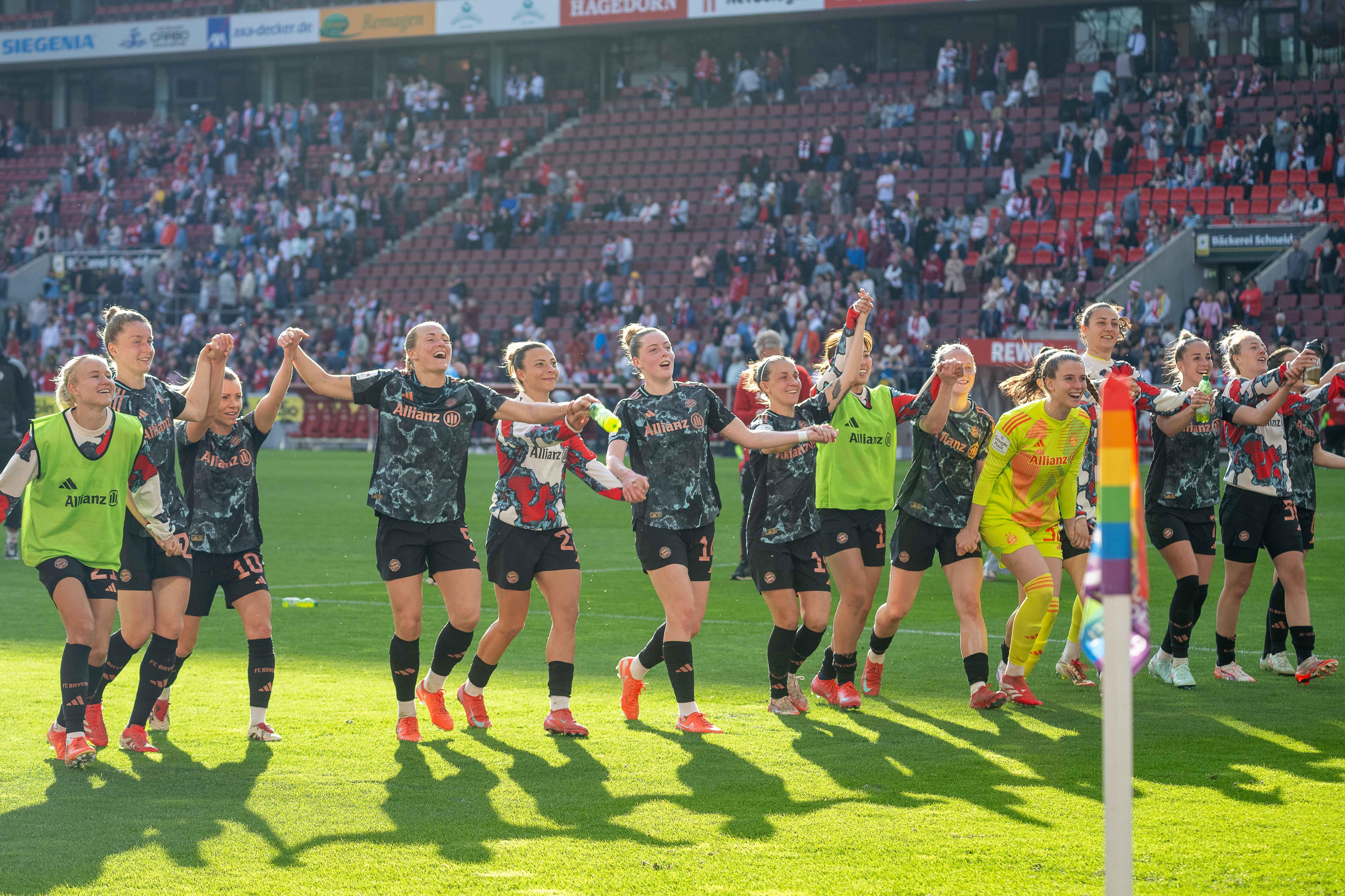 FC Bayern Frauen feiern Sieg beim 1. FC Köln