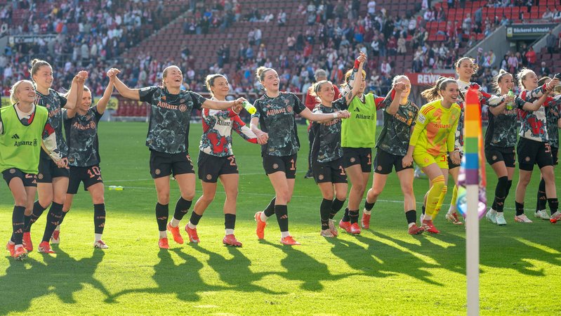 FC Bayern Frauen feiern Sieg beim 1. FC Köln | Bild: picture-alliance/dpa FC Bayern Frauen feiern Sieg beim 1. FC Köln