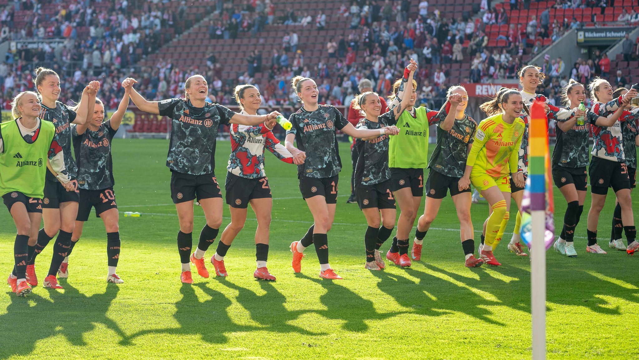 FC Bayern Frauen feiern Sieg beim 1. FC Köln