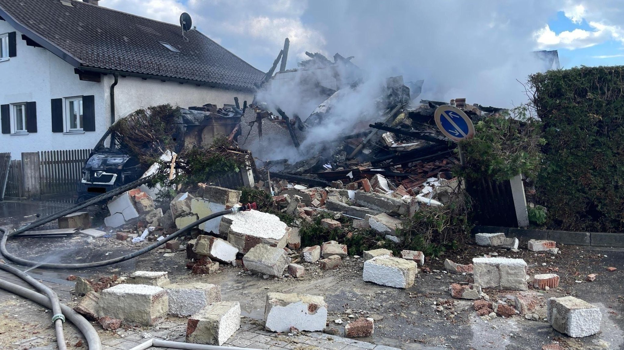 Das Haus nach den Explosionen am Montag.