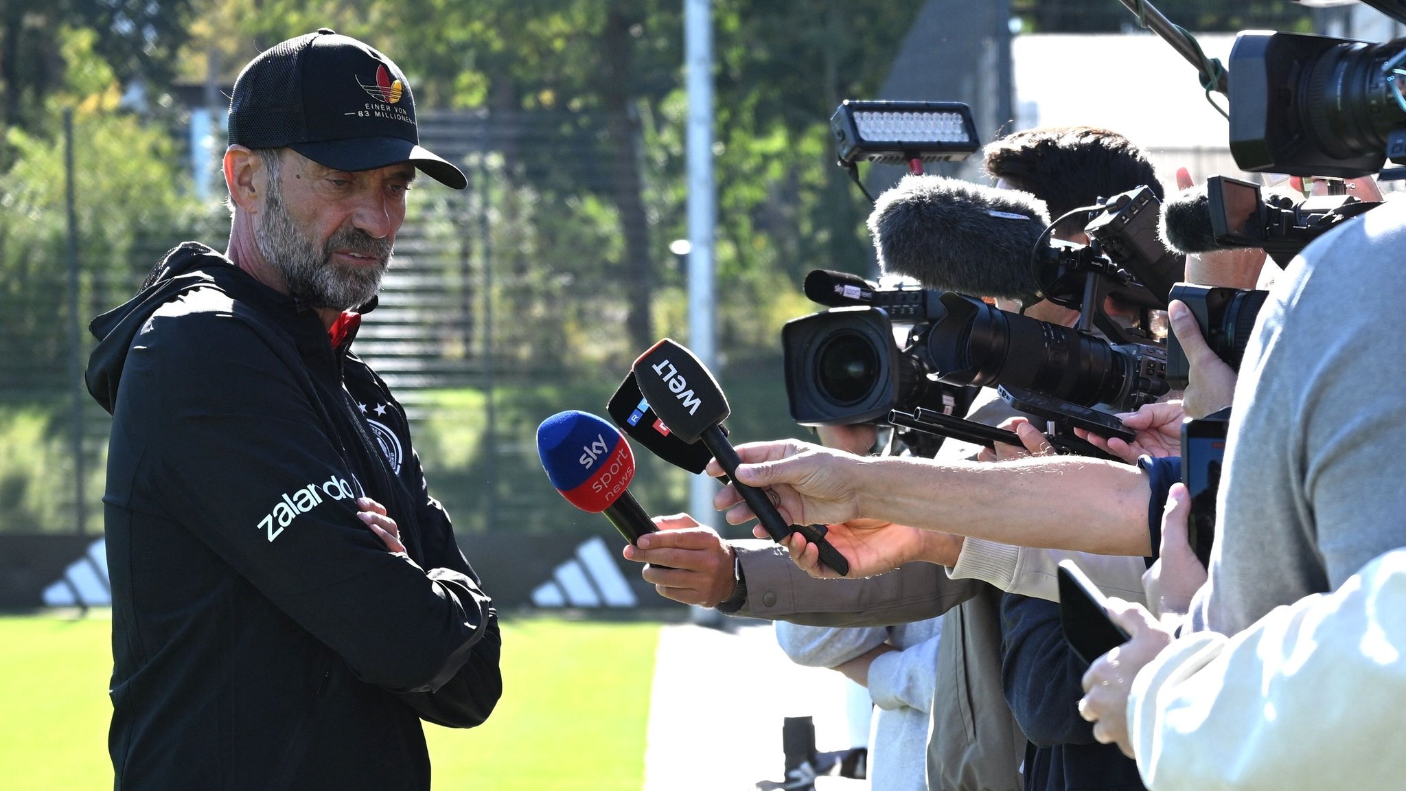 Bundestrainer Jürgen Klopp spricht beim Abschlusstraining der Nationalmannschaft mit Journalisten.