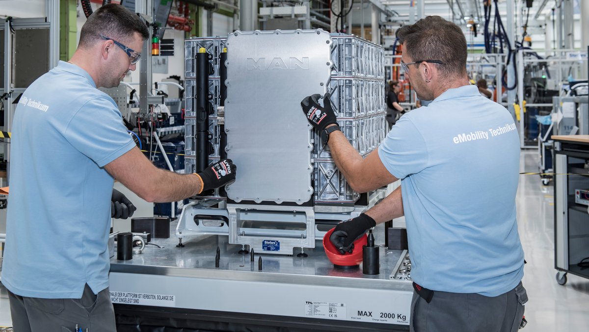 Kleinserien-Produktion von Batterien für Elektrofahrzeuge bei MAN in Nürnberg