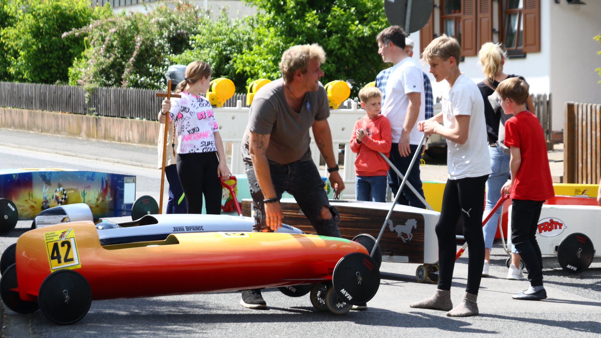 Vizeweltmeister Leander Schmincke aus Gerolzhofen mit seinem orangefarbenen Flitzer