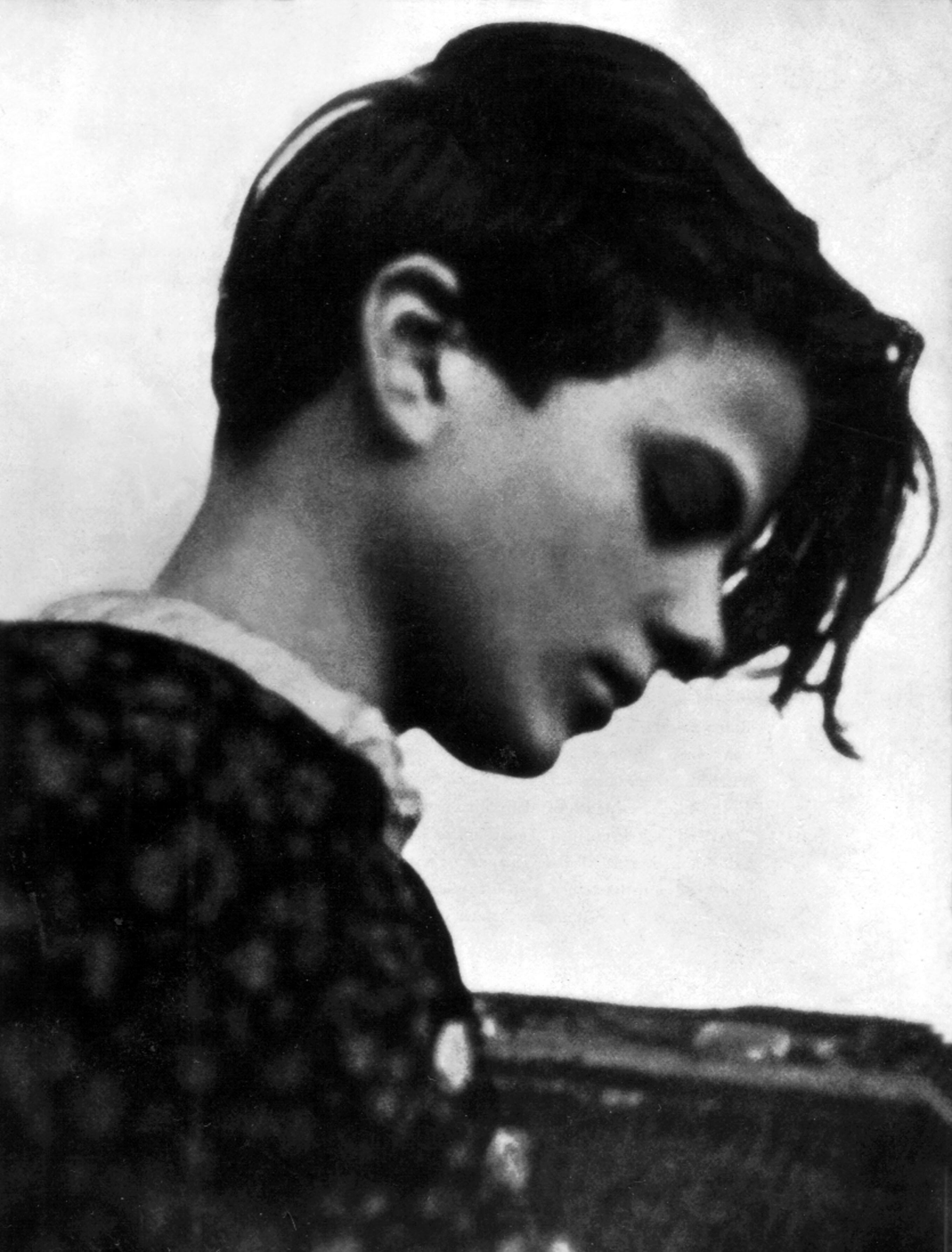 Undatierte Schwarz-Weiß-Aufnahme von Sophie Scholl im Halbprofil | Bild:picture alliance / Photo12/Archives Snark | -