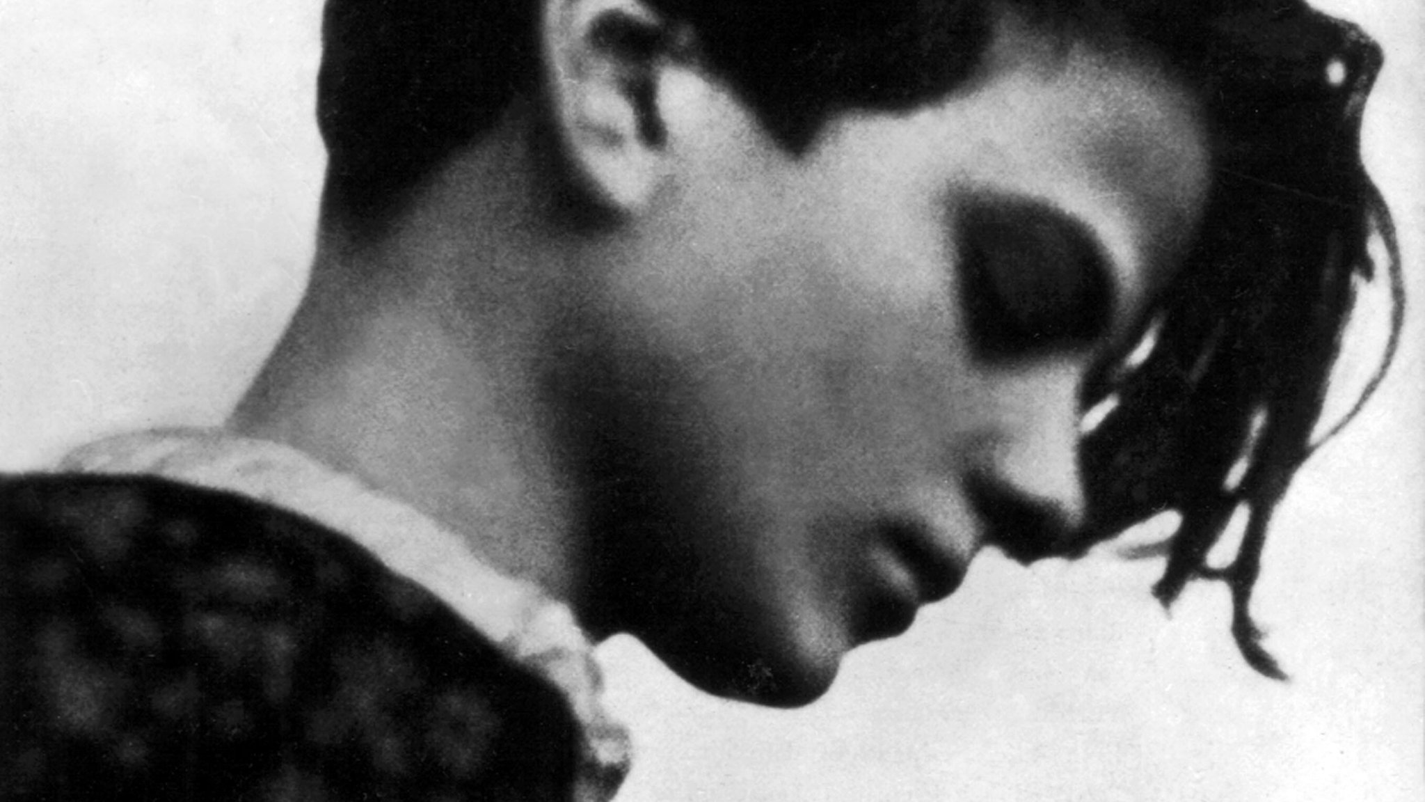 Undatierte Schwarz-Weiß-Aufnahme von Sophie Scholl im Halbprofil