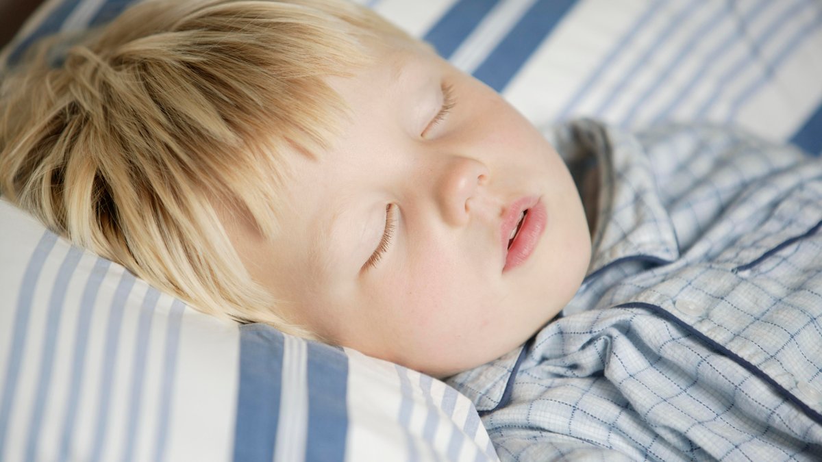 Kinder sollten bei Schlafstörungen keine frei verkäuflichen Melatonin-Gummibärchen einnehmen, weil die Dosierung meist zu hoch ist.