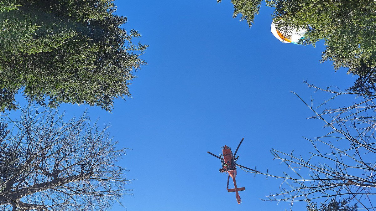 Gleitschirmflug endet in Bäumen – Pilot wird schwer verletzt