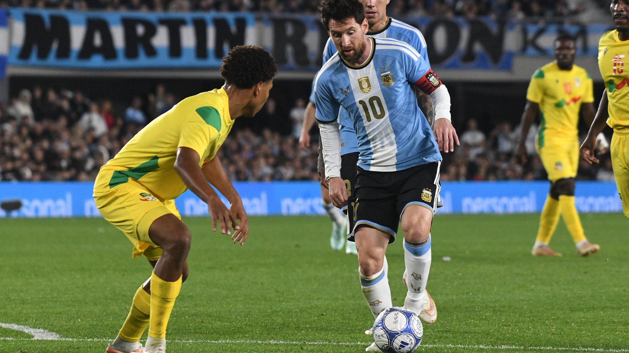 Lionel Messi (r.) gegen Würzburgs Liam Omore | Bild: picture-alliance/dpa Lionel Messi (r.) gegen Würzburgs Liam Omore