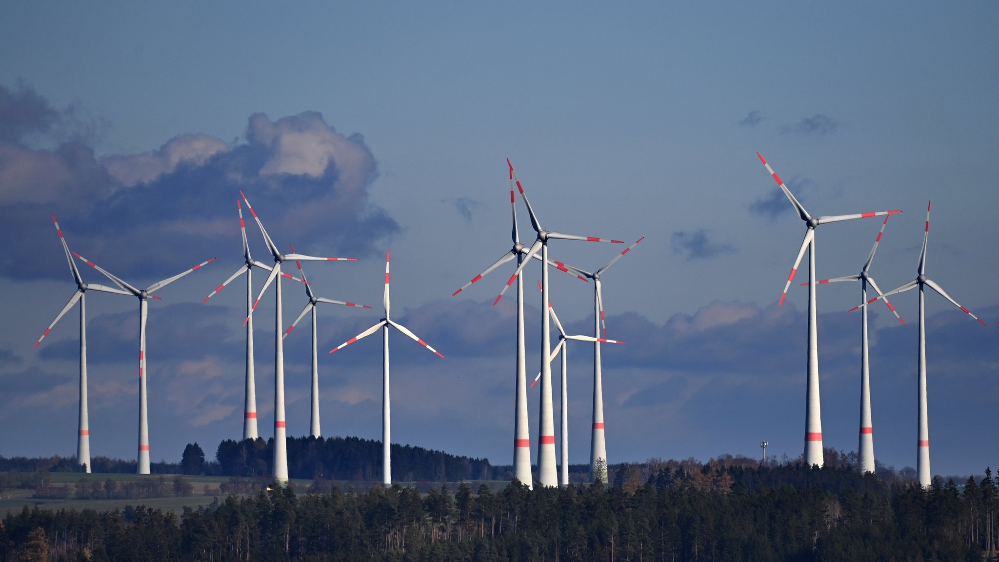 Windkraftanlage in Bayern - auf diesem Foto bei Hirschberg (Fränkische Alb)