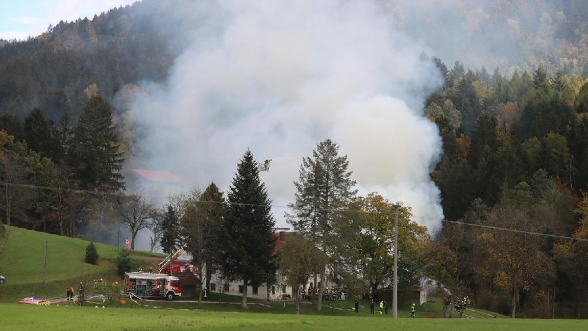 Feuer auf einem Bauernhof in Bernried. Die Feuerwehrkräfte löschen von allen Seiten. 