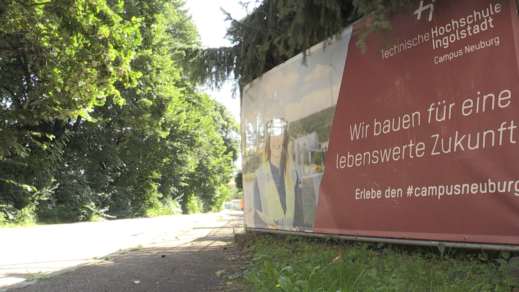 Werbeschild für den Campus Neuburg. 