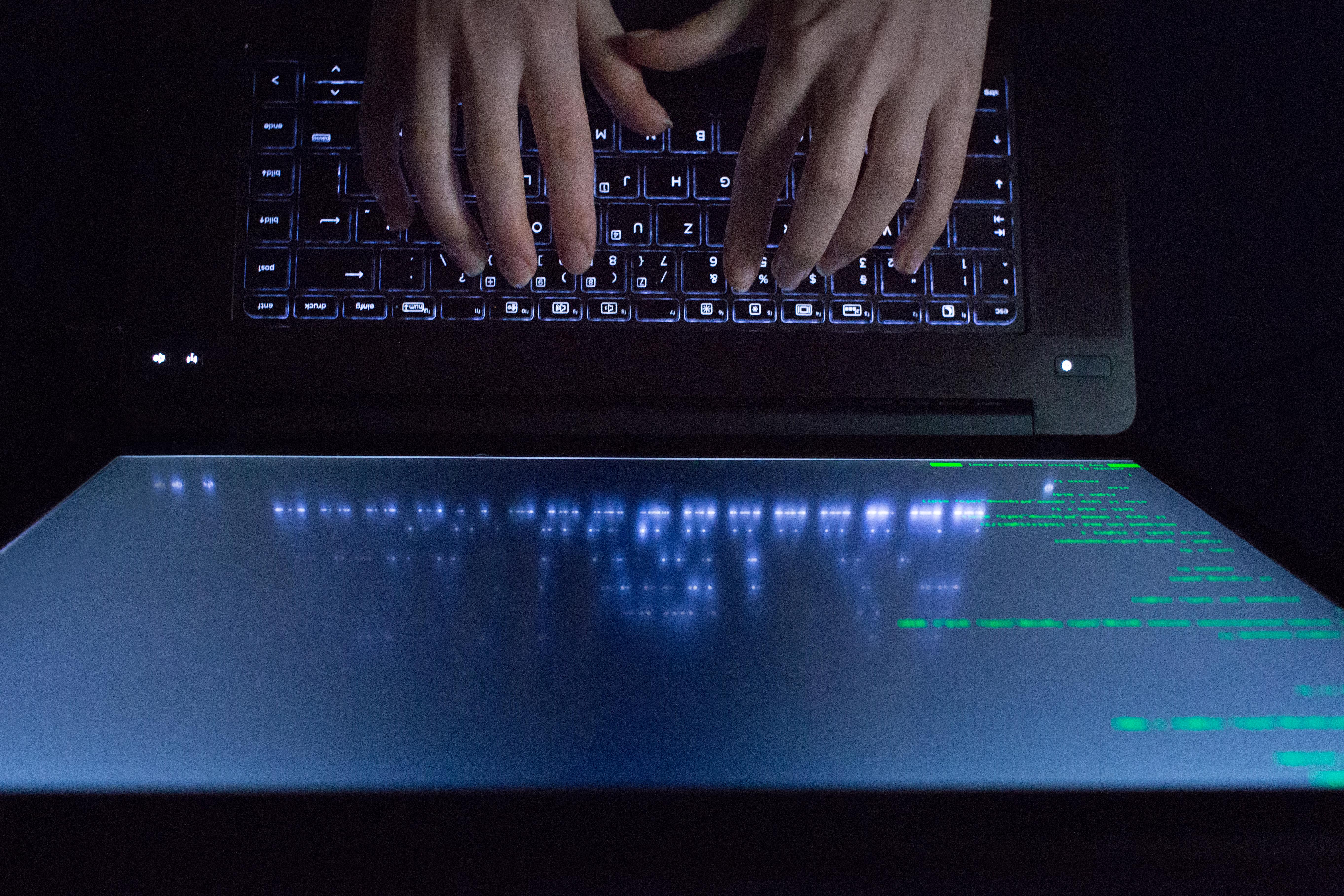 Hände einer vermeintlichen auf einer Tastatur vor einem Bildschirm (Symbolbild)
