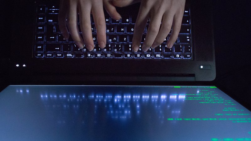 Hände einer vermeintlichen auf einer Tastatur vor einem Bildschirm (Symbolbild) | Bild: BR / Lisa Hinder Hände einer vermeintlichen auf einer Tastatur vor einem Bildschirm (Symbolbild)
