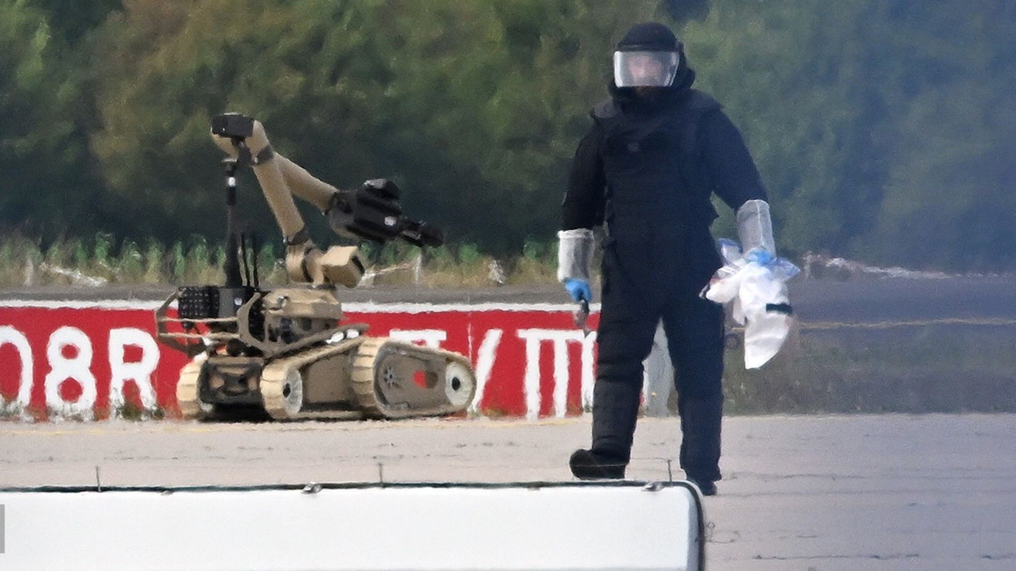 (Symbolbild) Bundesinnenminister Dobrindt hat Russland als Drahtzieher des versuchten Drohnenanschlags am Leipziger Flughafen benannt. | Bild: Bayerischer Rundfunk 2026 (Symbolbild) Bundesinnenminister Dobrindt hat Russland als Drahtzieher des versuchten Drohnenanschlags am Leipziger Flughafen benannt.