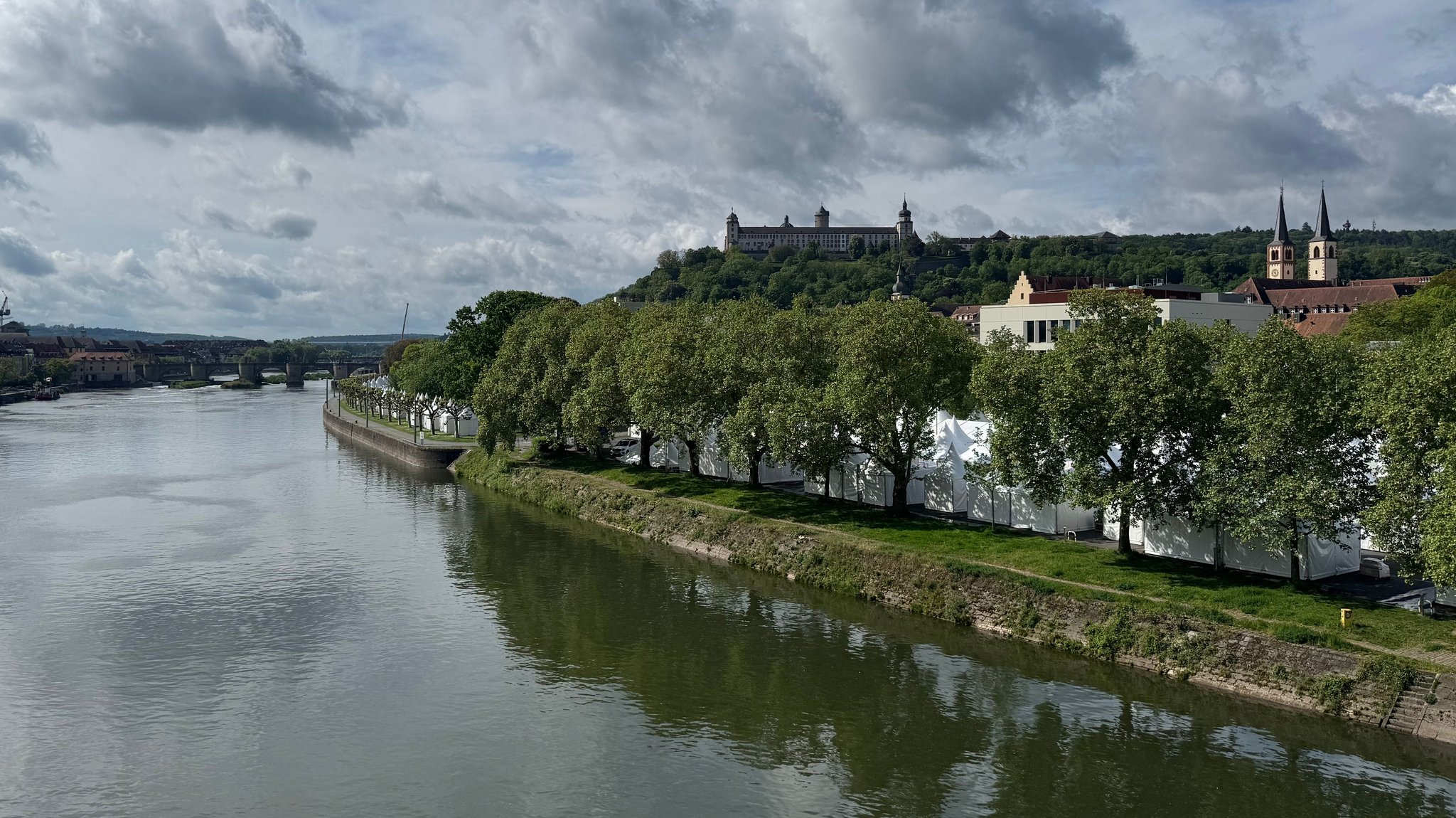 Kirchenmeile am Main unterhalb der Würzburger Festung am Deutschen Katholikentag | Bild: BR/Pirmin Breninek Kirchenmeile am Main unterhalb der Würzburger Festung am Deutschen Katholikentag