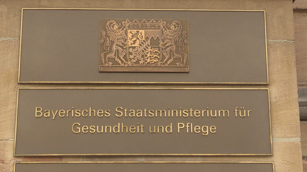 Schild des Bayerischen Staatsministeriums für Gesundheit und Pflege
