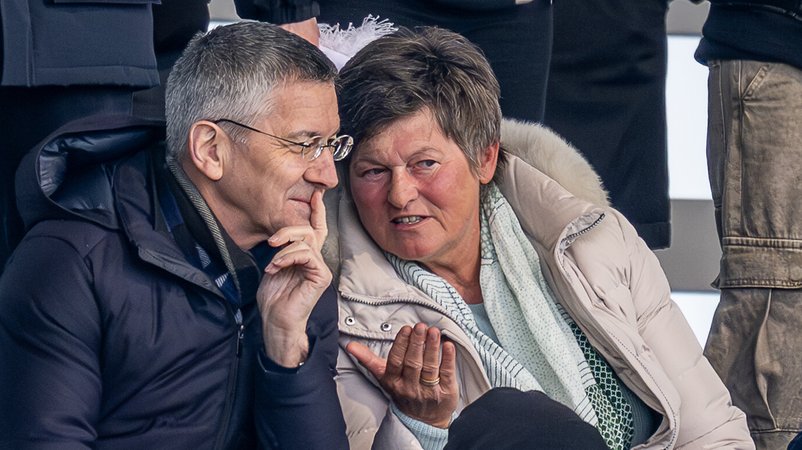 Karin Danner (rechts) im Gespräch mit Herber Hainer | Bild: dpa/pa Karin Danner (rechts) im Gespräch mit Herber Hainer