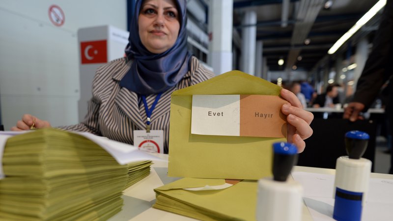 Eine Wahlhelferin zeigt am 29.03.2017 in einem Wahllokal in München einen Stimmzettel mit den beiden Optionen "evet" ("ja") und "hayir" ("nein").