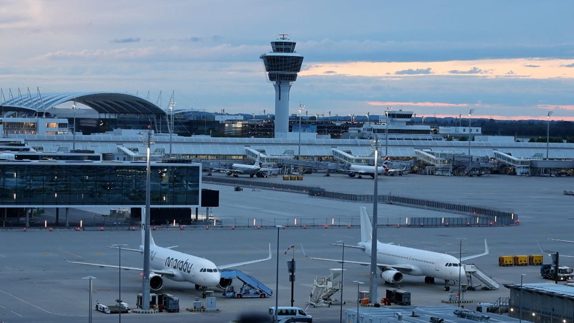 Der Münchner Flughafen während der Blockade durch Klimaaktivisten der sogenannten "Letzten Generation" am frühen Morgen.