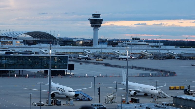 Der Münchner Flughafen während der Blockade durch Klimaaktivisten der sogenannten "Letzten Generation" am frühen Morgen.