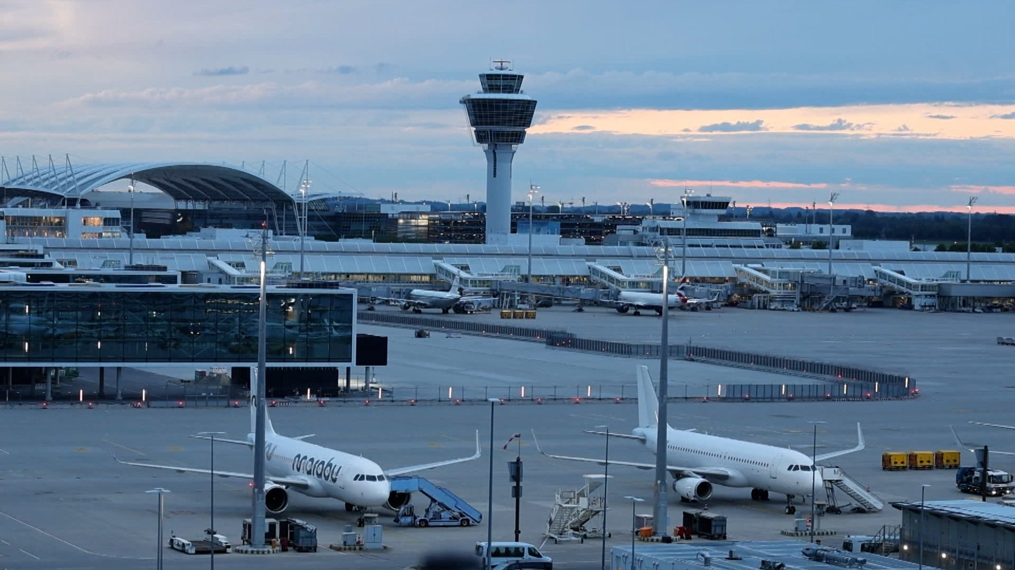 Der Münchner Flughafen während der Blockade durch Klimaaktivisten der sogenannten "Letzten Generation" am frühen Morgen.