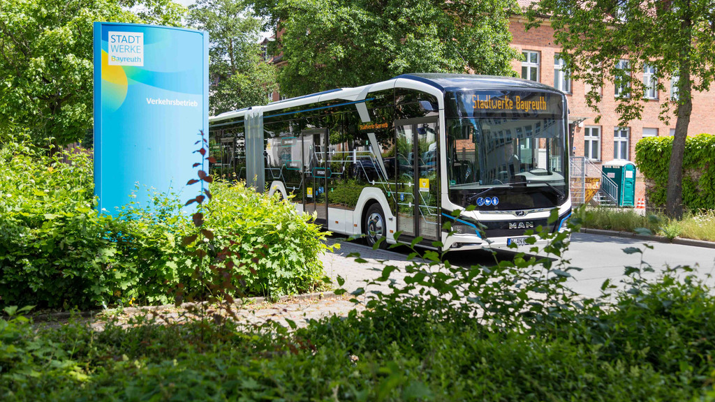 18 Meter lang und leise: der neue Elektrobus der Bayreuther Stadtwerke. 