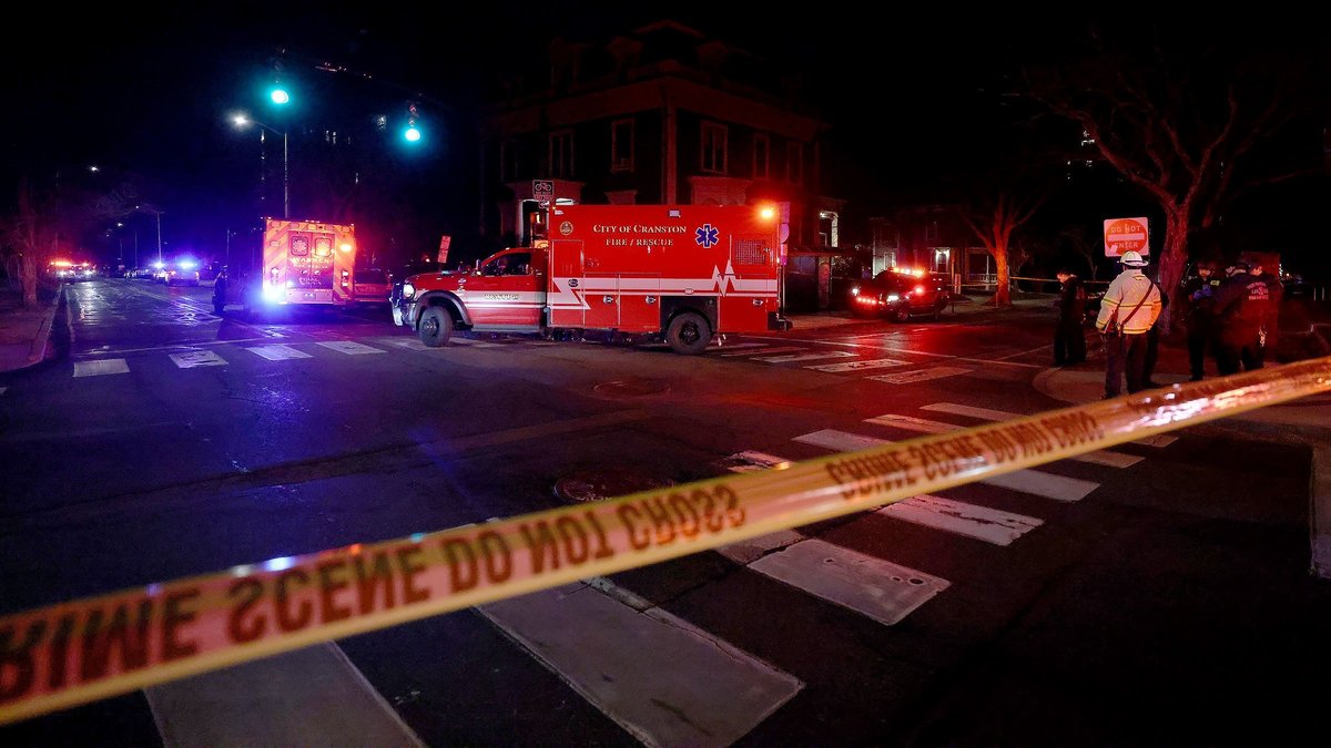 Rettungskräfte versammeln sich an der Brown University, nachdem dort Schüsse gemeldet wurden. | Bild: dpa-Bildfunk/Mark Stockwell Rettungskräfte versammeln sich an der Brown University, nachdem dort Schüsse gemeldet wurden.