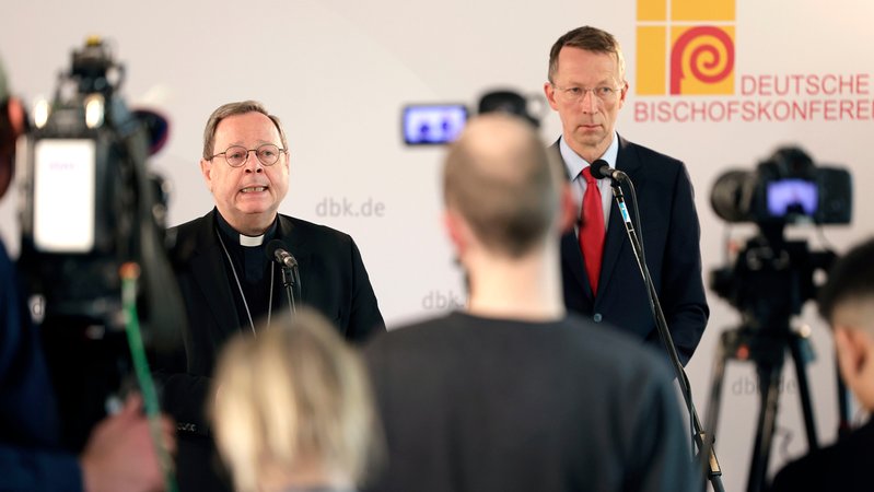 Der DBK-Vorsitzende Georg Bätzing (links) bei der Pressekonferenz zur Frühjahrs-Vollversammlung der Deutschen Bischofskonferenz. | Bild: picture alliance / Geisler-Fotopress | Peter Back/Geisler-Fotopress Der DBK-Vorsitzende Georg Bätzing (links) bei der Pressekonferenz zur Frühjahrs-Vollversammlung der Deutschen Bischofskonferenz.