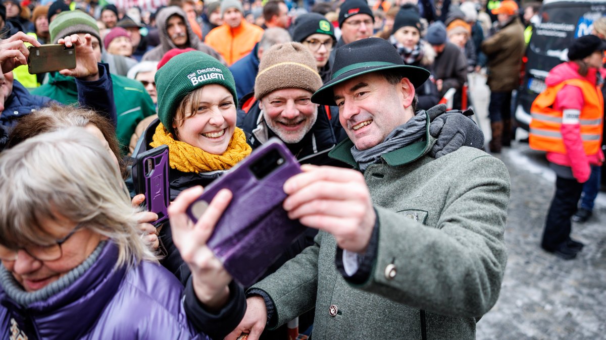 Hubert Aiwanger, Wirtschaftsminister und Landesvorsitzender der Freien Wähler in Bayern, nimmt auf der zentralen Auftaktveranstaltung im Rahmen der Aktionswoche auf dem Odeonsplatz ein Selfie mit Demonstrationsteilnehmern auf. 