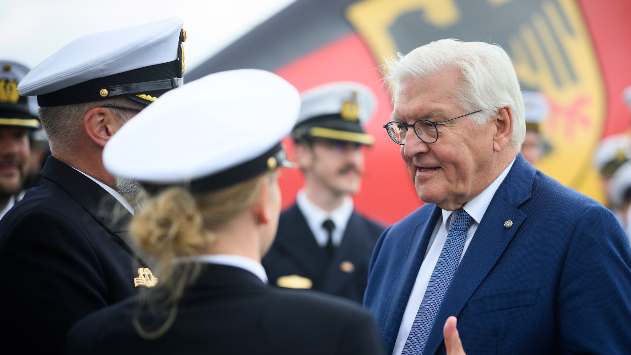 Bundespräsident Steinmeier besucht im Hafen von Riga die Korvette "Braunschweig" der Bundeswehr | Bild: pa/dpa/Bernd von Jutrczenka Bundespräsident Steinmeier besucht im Hafen von Riga die Korvette "Braunschweig" der Bundeswehr