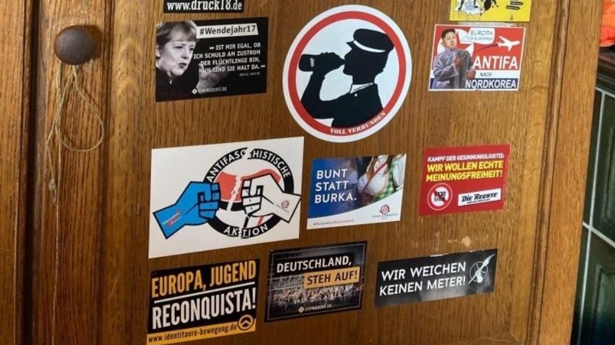 Ausschnitt eines Bildes der rechtsextremen Aufkleber auf dem Wandschrank