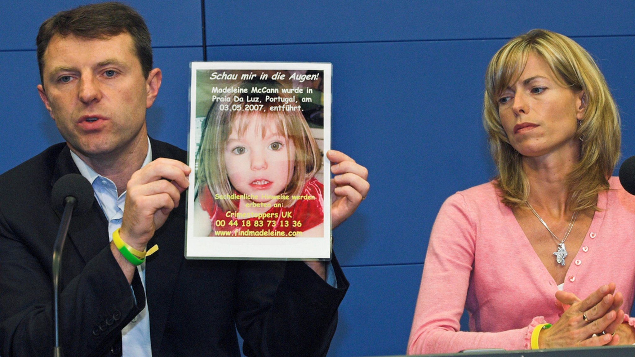 Gerry und Kate McCann zeigen ein Bild ihrer Tochter auf einer Pressekonferenz. | Bild: dpa-Bildfunk/Sven Kaestner Gerry und Kate McCann zeigen ein Bild ihrer Tochter auf einer Pressekonferenz.