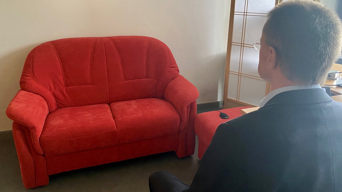 Auch eine Couch für Opfer von Sexualstraftaten steht in dem neu eingerichteten Zimmer