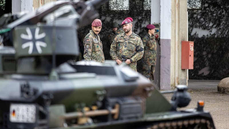Archivbild: Soldaten der Luftlandebrigade des Deutschen Heeres. | Bild: picture alliance/dpa|Laszlo Pinter Archivbild: Soldaten der Luftlandebrigade des Deutschen Heeres.