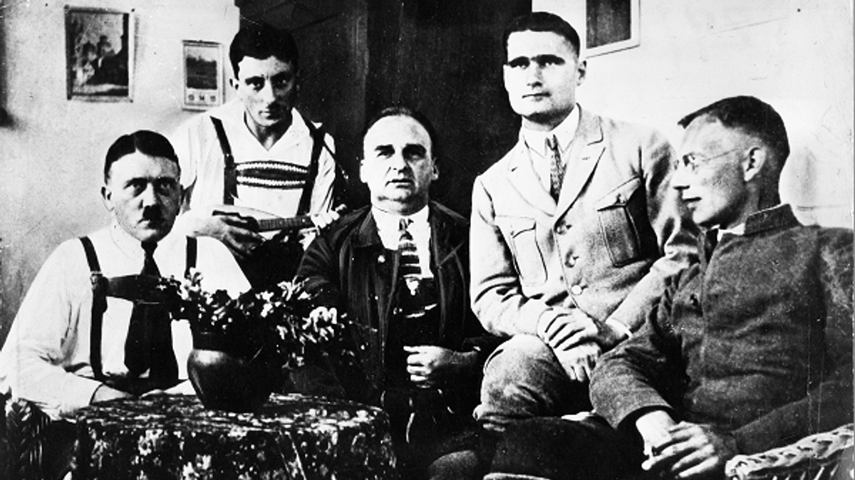 v.l.n.r. Adolf Hitler, Emil Maurice, Hermann Kriebel, Rudolf Heß, Friedrich Weber in der Festungshaft in Landsberg am Lech, 1924