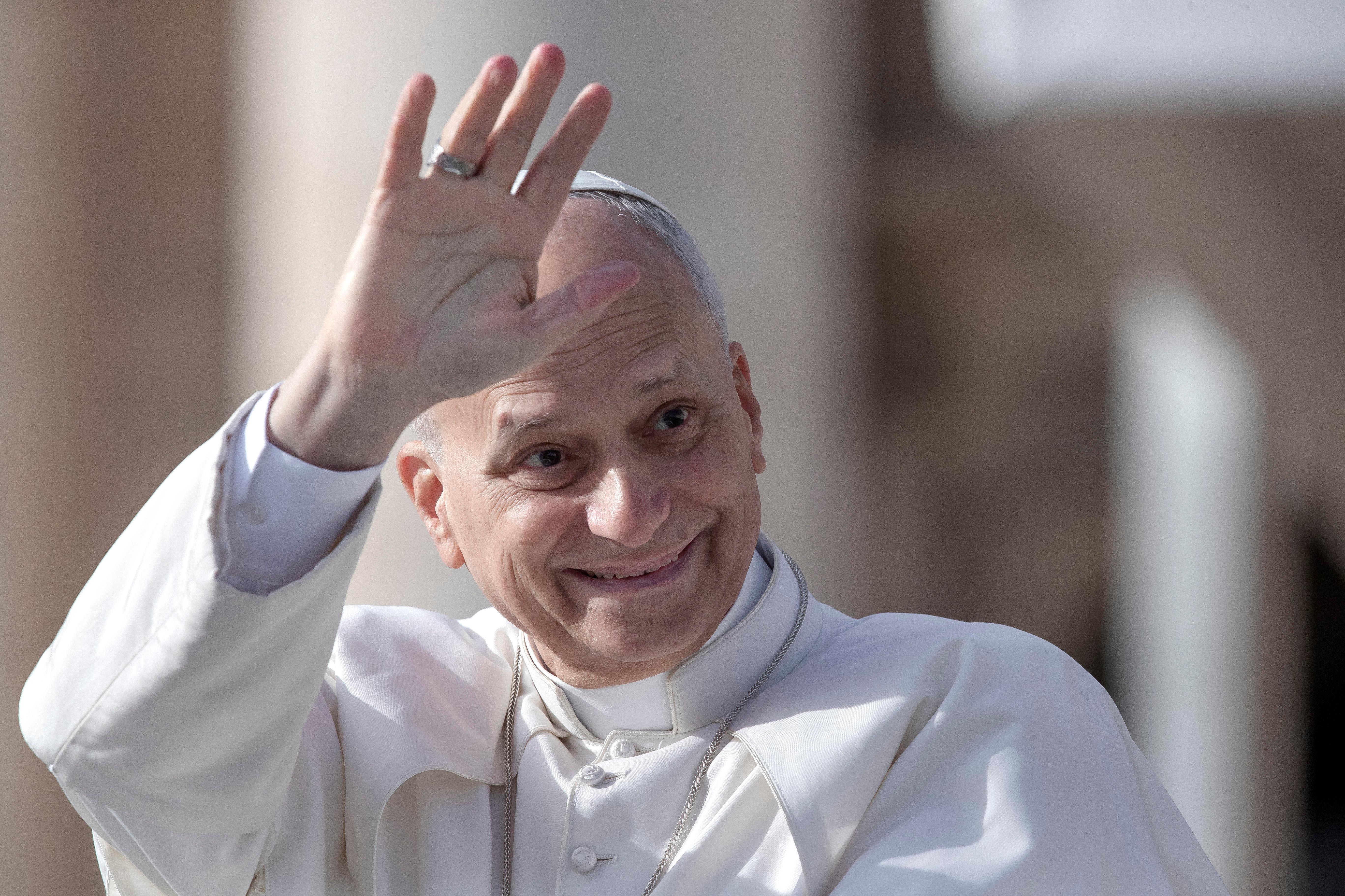 Papst Leo XIV. winkt