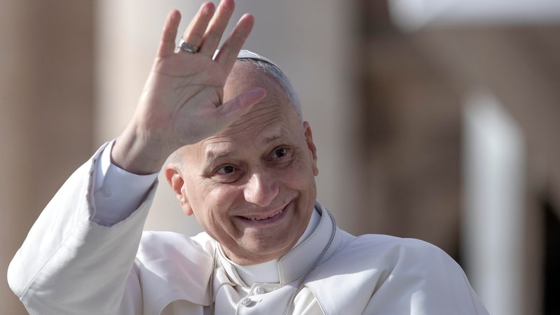 Papst Leo XIV. winkt | Bild: picture alliance / Middle East Images | Maria Grazia Picciarella Papst Leo XIV. winkt